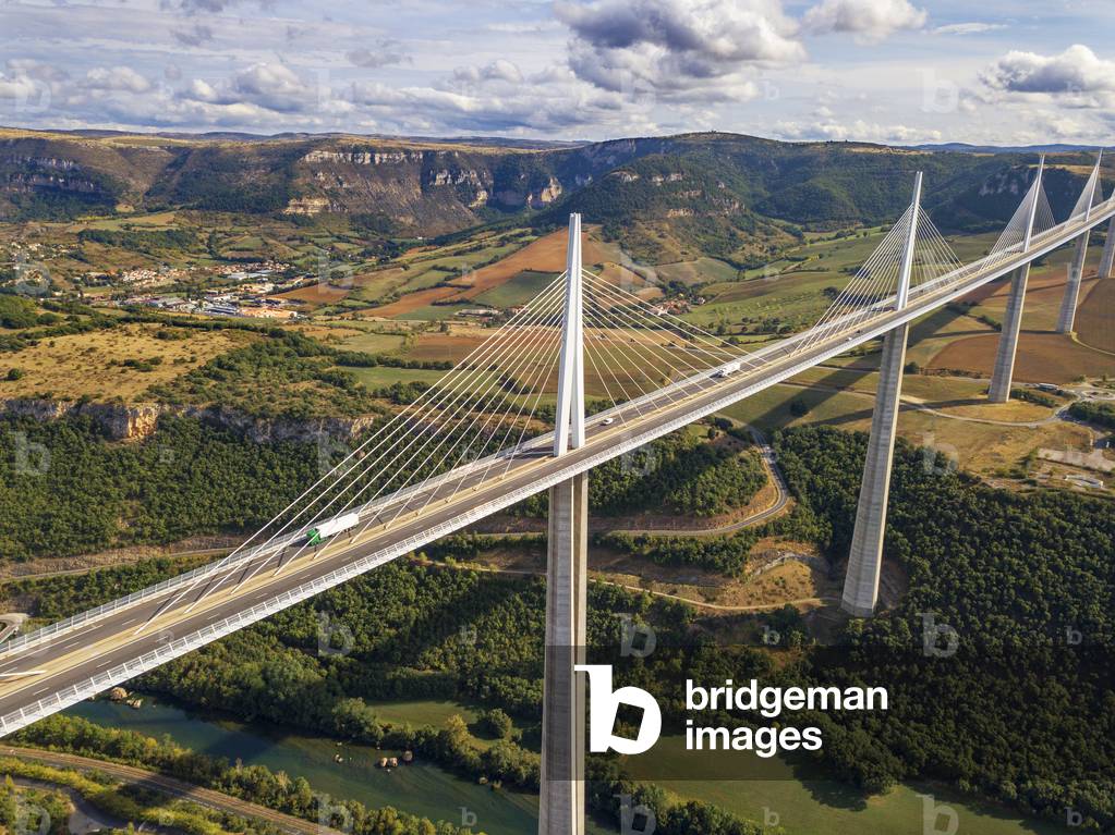 Aerial view Millau viaduct by architect Norman Foster, between Causse du Larzac and Causse de Sauveterre above Tarn, Aveyron, France, Cable-stayed bridge spanning the Tarn River Valley, A75 motorway, built by Michel Virlogeux and Norman Foster, located between Causses de Sauveterre and Causses du Larzac above Tarn River, Natural Regional Park of Grands Causses, 2020 (photo)