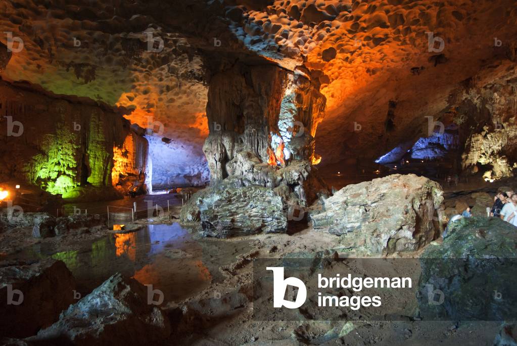 Hang Sung Sot, Cave of Surprises, stalactite cave in Halong Bay, Vietnam (photo)