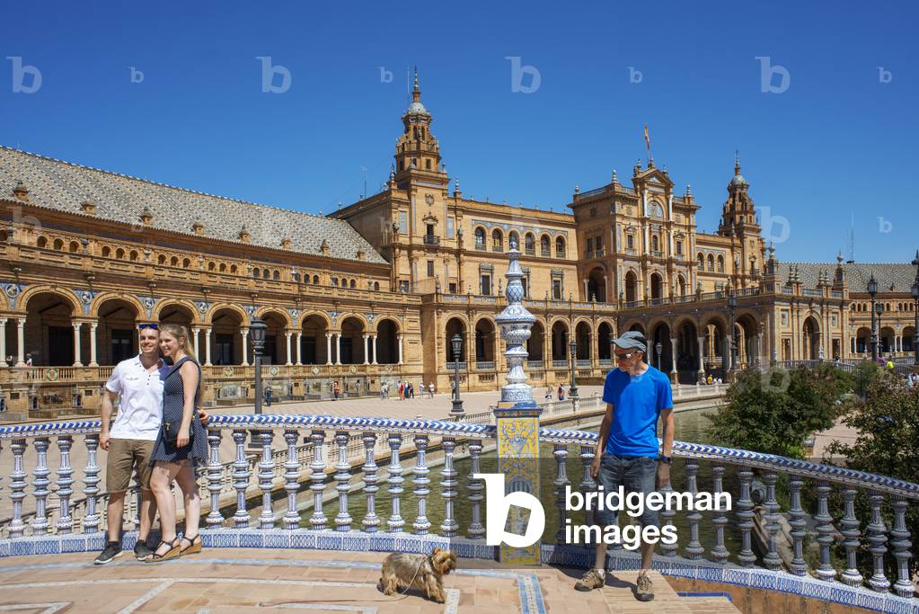 Plaza de Espana Seville, view of people walking through the Plaza de Espana in Seville (Sevilla) on a summer afternoon, Andalucia, Spain (photo)
