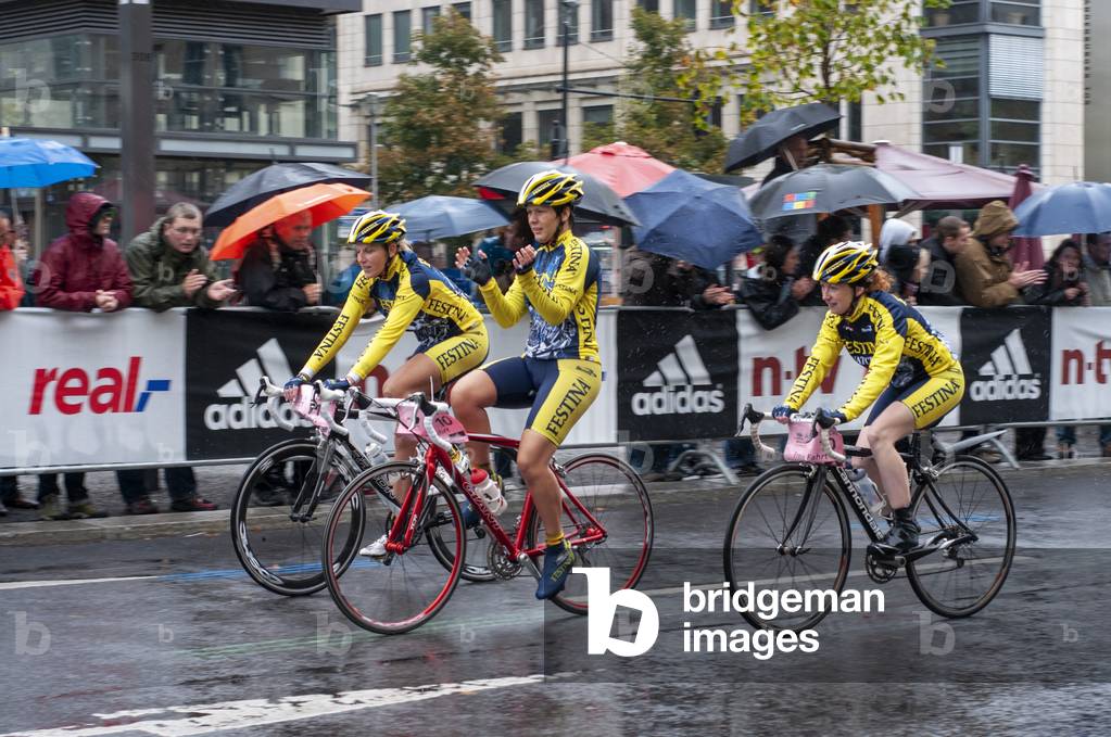 Festina girls bike support of Disabled handbike competitor participant of the Berlin Marathon at kilometer 40, Berlin, Germany, Europe (photo)