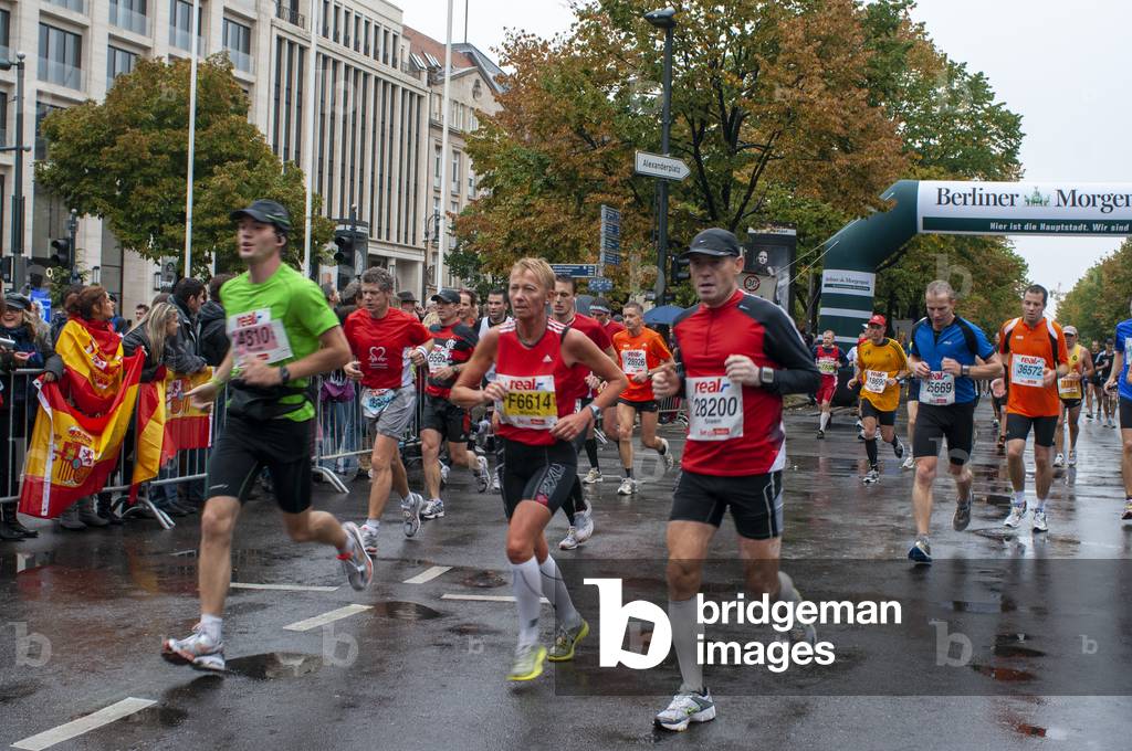 Spanish animators and Participants of the Berlin Marathon at kilometer 40, Berlin, Germany, Europe (photo)