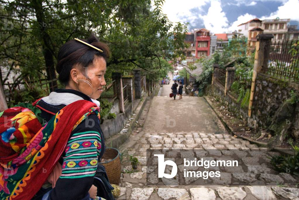 Bac Ha streets, Black Hmong people in traditional dress at weekly market, Sapa, Vietnam (photo)