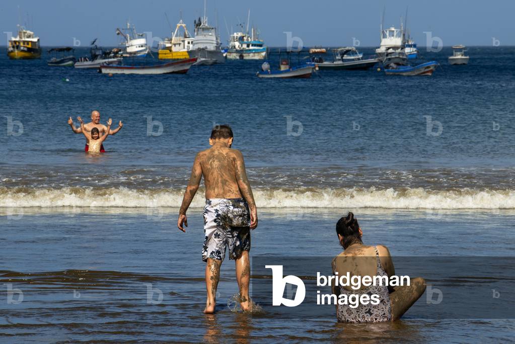 Tourists in Playa San Juan del Sur beach Nicaragua, Central America, America (photo)