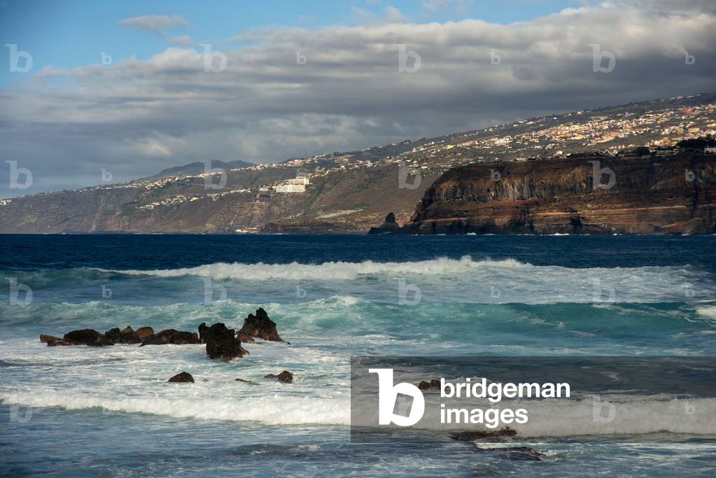 Los gigantes cliffs and waves in front of the beach in Puerto de la Cruz, Tenerife Island, Canary Islands, Spain (photo)
