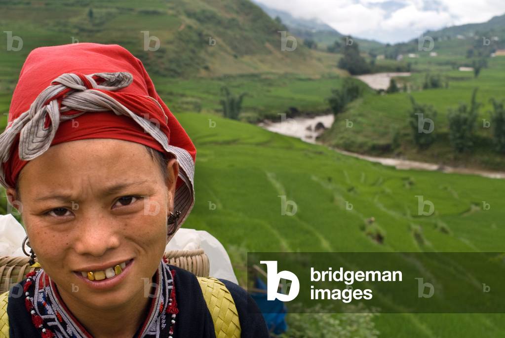 Woman hmong in the Rice terraces nearby of Lao Chai village, Trekking Sapa to Lao Chai, Vietnam (photo)