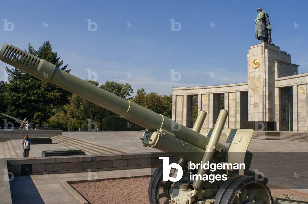 Berlin Soviet War Memorial in Tiergarten commemorating soldiers killed in the Battle of Berlin. Sowjetisches Ehrenmal im Tiergarten (photo)
