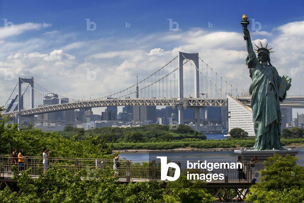 Statue of Liberty, Rainbow Bridge, and Tokyo Tower as seen from Odaiba in Tokyo, Japan, March 2020 (photo)