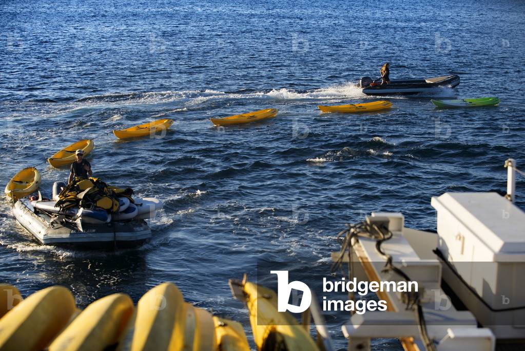 Safari Endeavour cruise. Kayakking in the beach of Isla Espiritu Santo island, Sea of Cortez, Baja California, Mexico (photo)