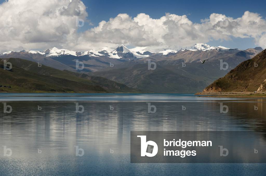 Tibet's Sacred Yamdrok Tso Lake (Yamzho Yumco in Tibetan), Shannan Prefecture, Tibet, China (photo)