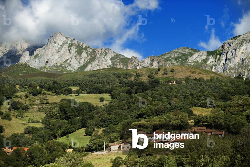 Old farm and houses Covadonga lakes, Picos de Europa, Parque Nacional de los Picos de Europa, Asturias, Cantabria, Spain, Europe (photo)
