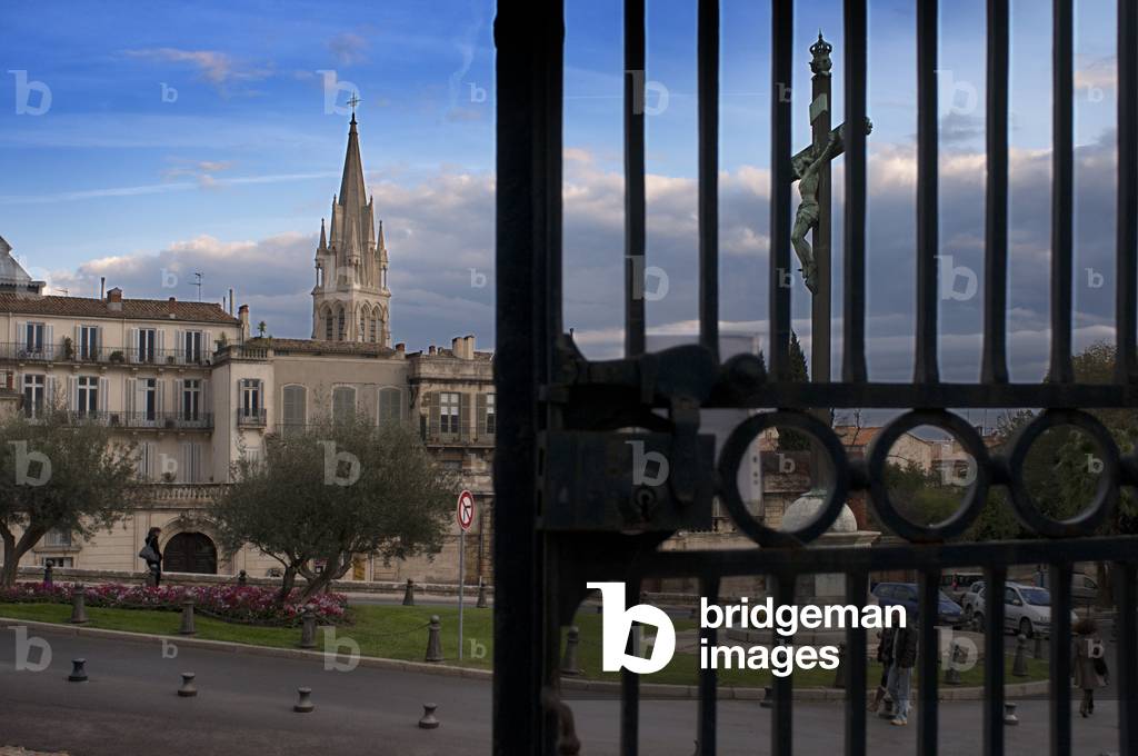 Boulevard du L, Vialleton with views of the Saint Anne church as well as the cross located on Place Giral, Montpellier France, 
To the north is the Jardin des Plantes - at 163 Rue Broussonet - the oldest botanical garden in France, created in 1593 to investigate the medicinal uses of plants, 2020 (photo)