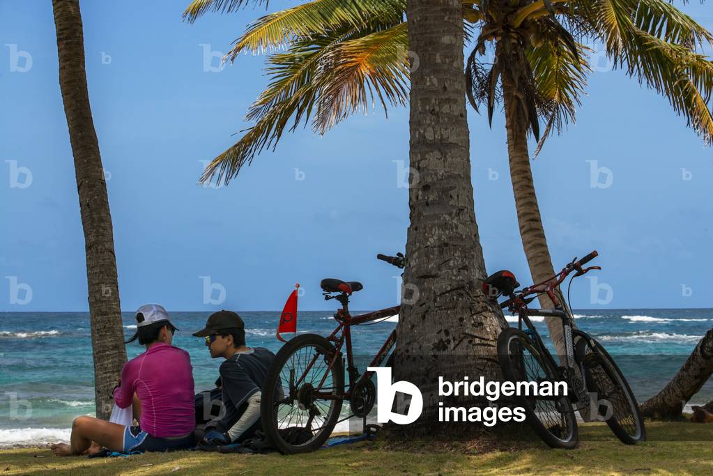 Cuple of tourists with bicycles next to the beach, Little Corn Island, Caribbean Sea, Nicaragua, Central America, America (photo)