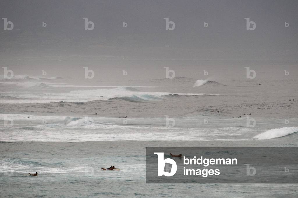 Surfers at Hookipa Beach, Maui, Hawaii (photo)