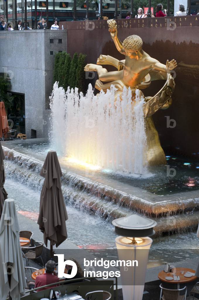Bars and restaurants in Rockefeller Center and Prometheus statue in Manhattan, New York City, New York, USA  (photo)