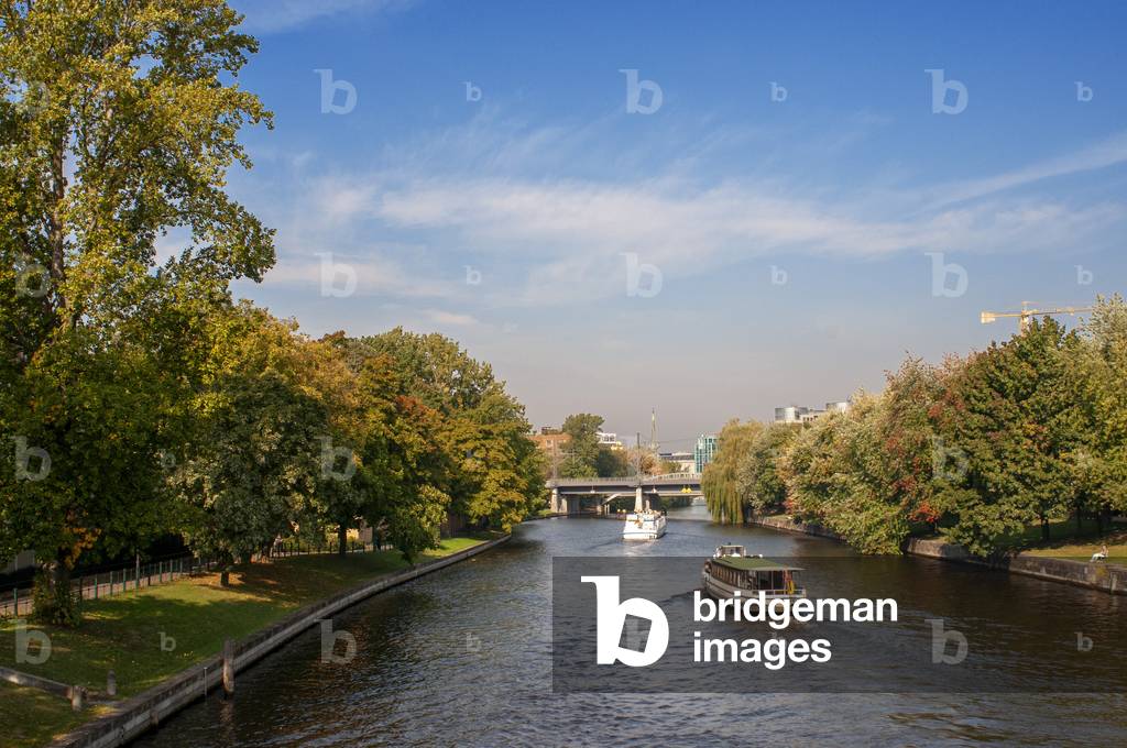 Boat excursion in the Spree river, Berlin, Germany (photo)