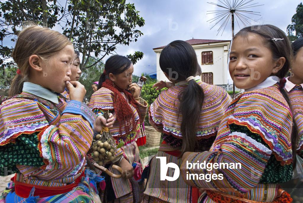 Bac Ha market, Flower Hmong people in traditional dress at weekly market, Sapa, Vietnam (photo)
