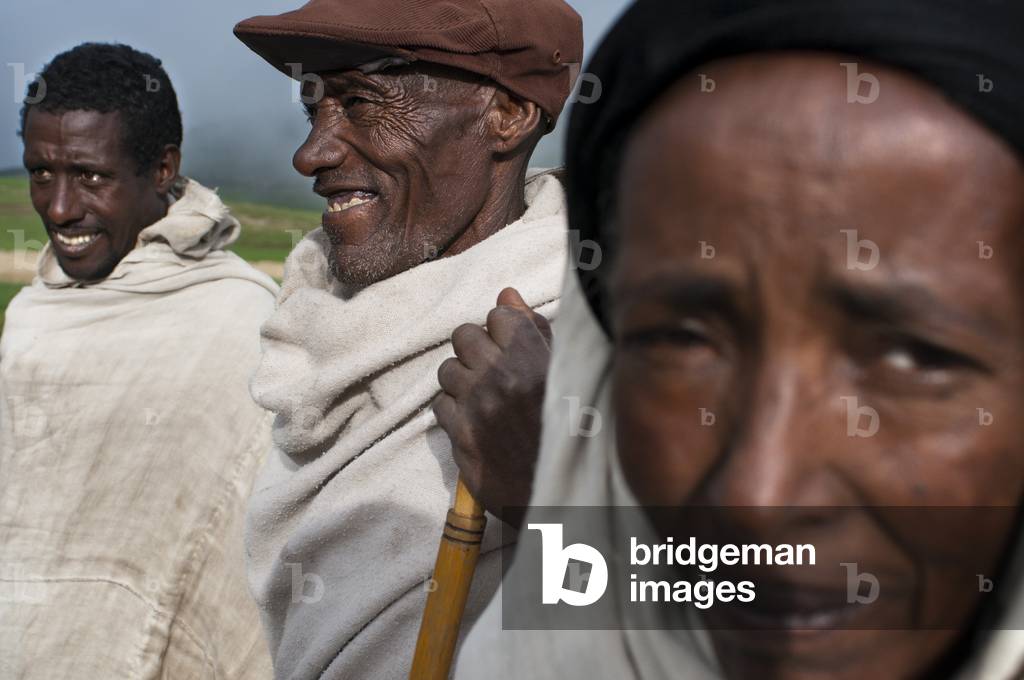 Road between Delaware and Gashena leading from Mekele to Lalibela Portrait of a family of Ethiopians on the stretch of road between Dilb and Gashena leading from Mekele to Lalibela, Ethiopia (photo)