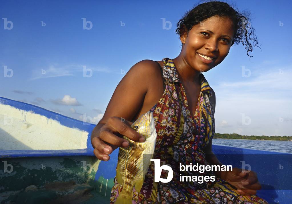 Fishing next to the beach, Local girl with a fish, Corn Island, Caribbean Sea, Nicaragua, Central America, America (photo)