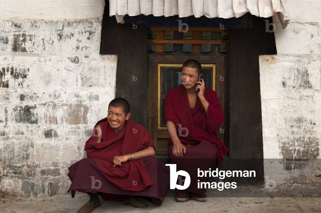 Monks inside Tashilumpo Monastery at Shigatse, Tibet, China (photo)