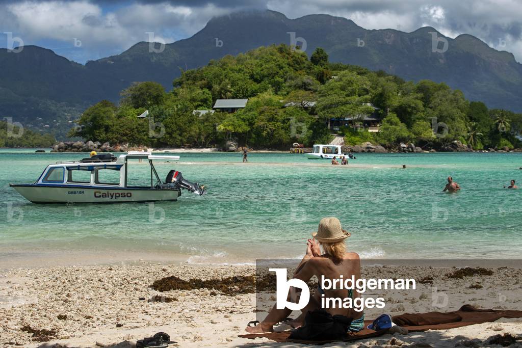 Tourists in Moyenne Island Seychelles Ste Anne Marine National Park off the north coast of Mahé (photo)