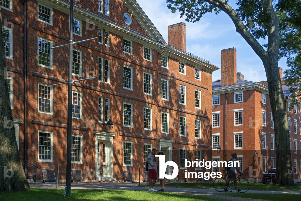 Students and visitors in the Harvard University, Cambridge, USA, 2021 (photo)