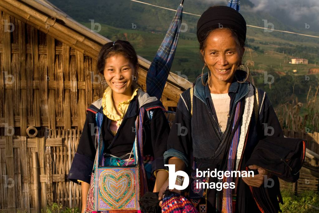 Some Hmong women in Sapa way to the nearby villages of Lao Chai and Ta Van, Vietnam, Trekking Sapa to Lao Chai, Vietnam (photo)