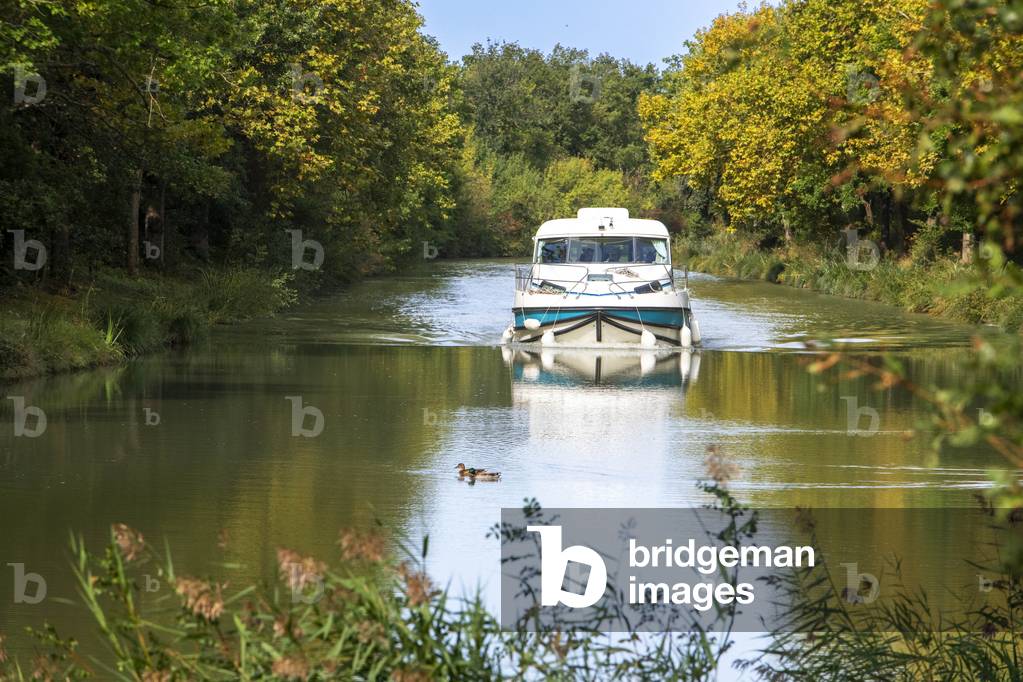 The Canal du Midi, near Carcassonne, French department of Aude, Occitanie Region, Languedoc-Rousillon France, Boats moored on the tree lined canal,  The Herminis lock or Herminis ecluse, 2020 (photo)