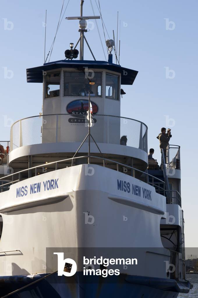 Ship or boat to Statue of Liberty National Monument, Liberty Island, New York, USA (photo)