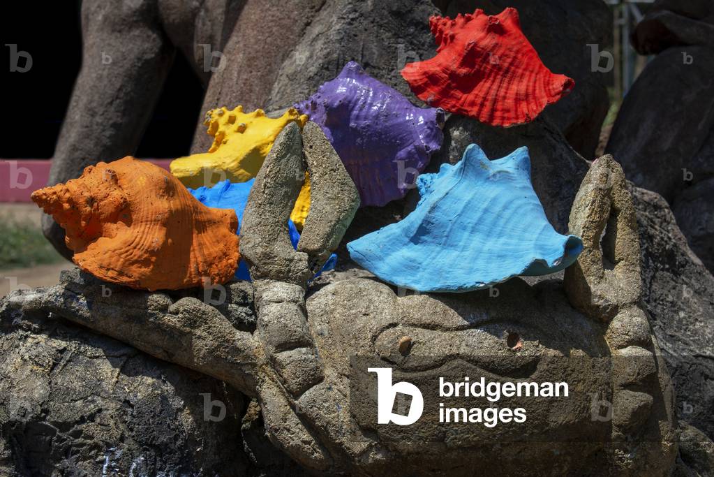 Crab esculpture and colour shells in a Culture House in the city of Corn Island, Nicaragua, Central America , America (photo)