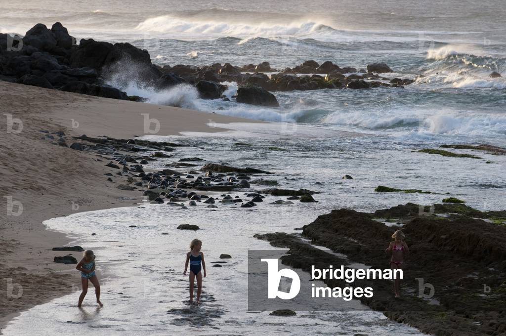 Girls playing at Hookipa Beach, Maui, Hawaii (photo)