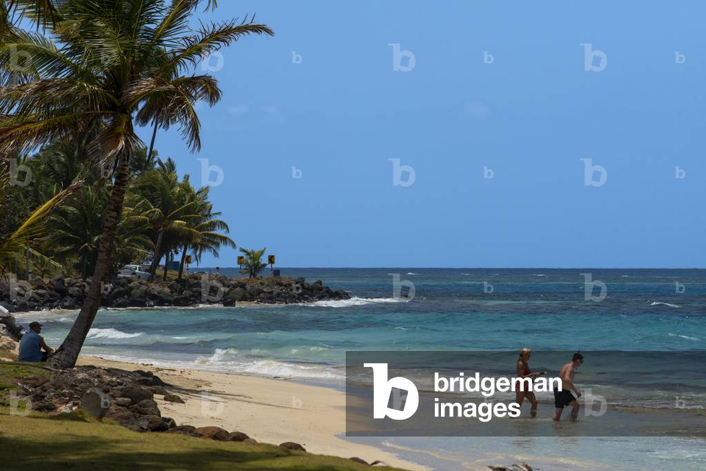 Cuple of tourists in a wild beach in Big Corn Island, Caribbean Sea, Nicaragua, Central America, America (photo)