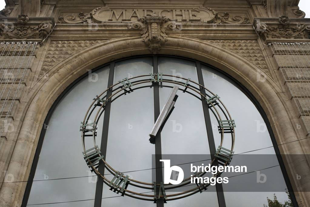 Clock on the market hall, Narbonne, France (photo)