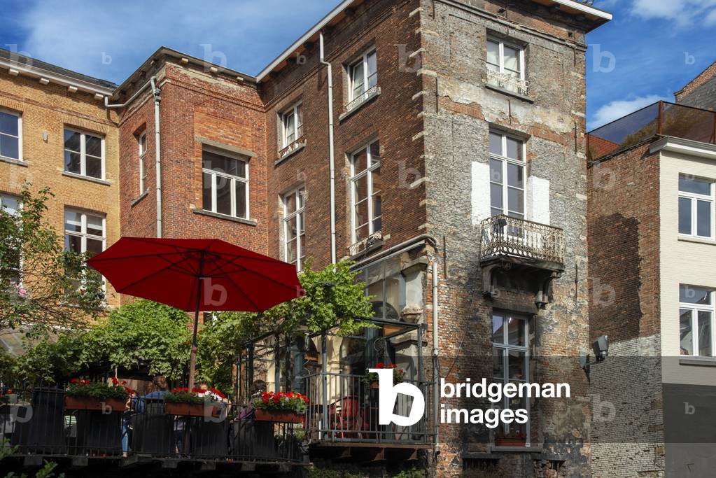 Romantic house facade exterior travel destination sightseeing twillight canal channel waterway boat. Dijle River, Mechelen, Belgium (photo)