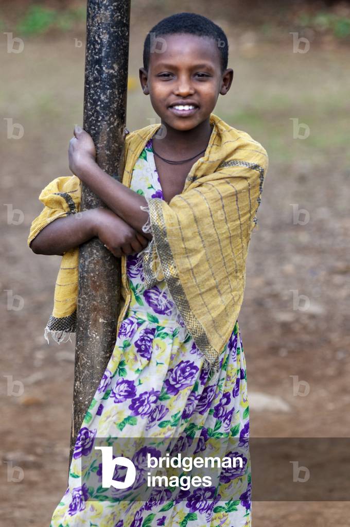 Girl in the Street scene in Gondar city, Ethiopia (photo)
