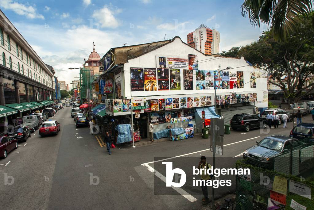 Outdoor toy-seller on Lembu Road in Little India in Singapore (photo)