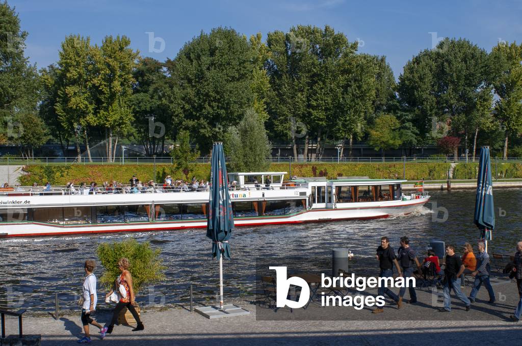 Boat excursion in the Spree river, Berlin (photo)
