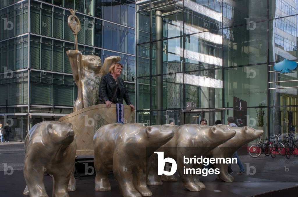 Tourists standing next to bear sculptures at Neues Kranzler Eck, Kurfuerstendamm, Charlottenburg, Berlin, Germany (photo)