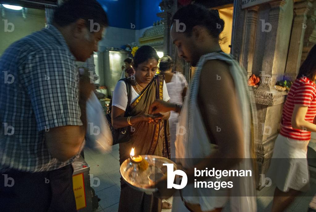 Religious ritual in a Hindu temple, Veerama Kaliamman Temple, Serangoon Road, in the Indian district, Little India, city centre, Singapore (photo)