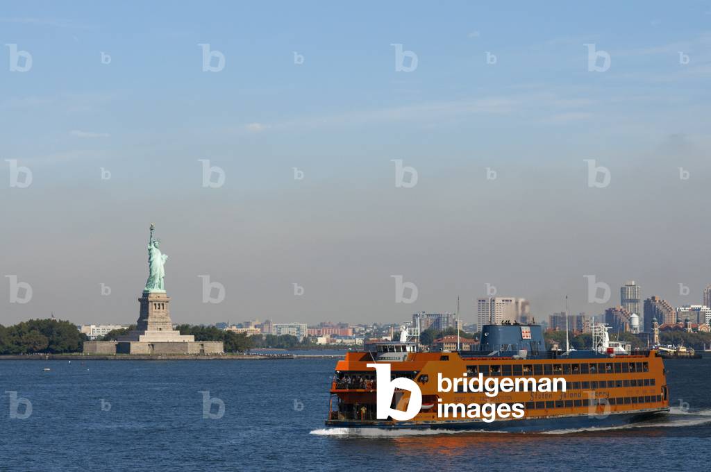 The Staten Island ferry passes the Statue of Liberty, New York City, USA (photo)