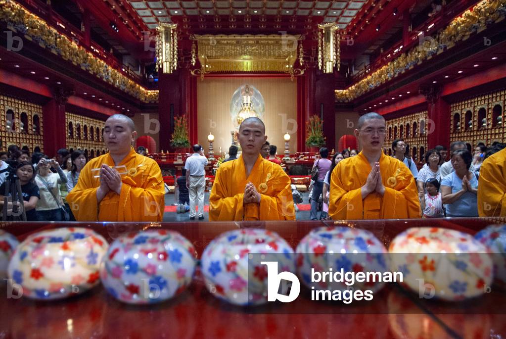 Ceremony in Ancenstral Hall Buddha Tooth Relic Temple museum in Chinatown, Singapore (photo)