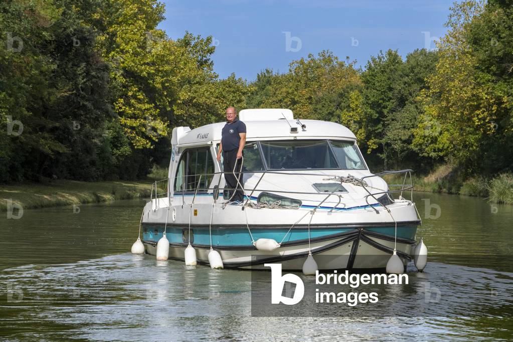 The Canal du Midi, near Carcassonne, French department of Aude, Occitanie Region, Languedoc-Rousillon France, Boats moored on the tree lined canal,  The Herminis lock or Herminis ecluse, 2020 (photo)
