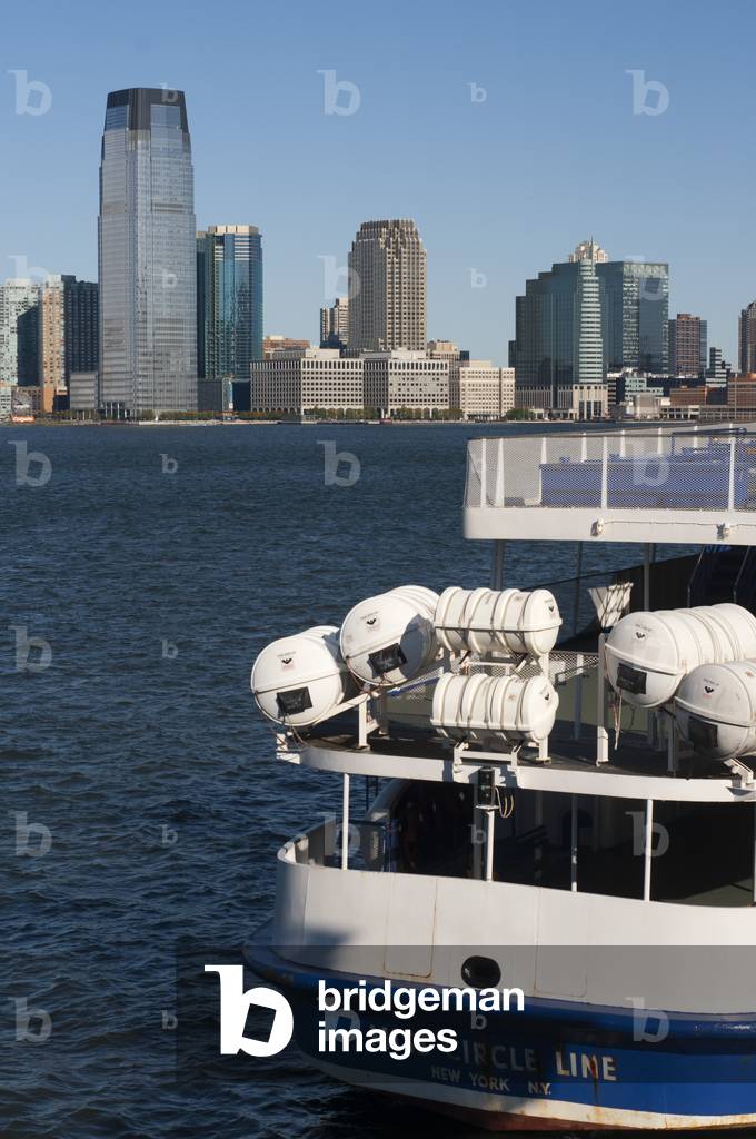 Ship or boat to Statue of Liberty National Monument, Liberty Island, New York, USA (photo)