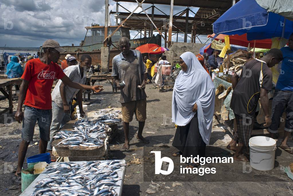 Fish market at the old dhow harbour, traders and clients, sailers are getting loaded, Malindi, Zanzibar Town, Zanzibar, Tanzania, Africa (photo)