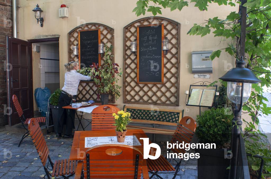 Berlin Mitte destillation restaurantion instanz Restaurant in the pretty cobbled Heckmann Höfe inner courtyard (photo)