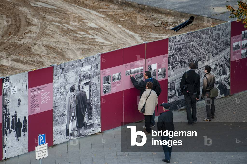 Berlin Wall Memorial, photos of people killed by border guards escaping East Berlin Prenzlauer Berg, Berlin, Germany  (photo)