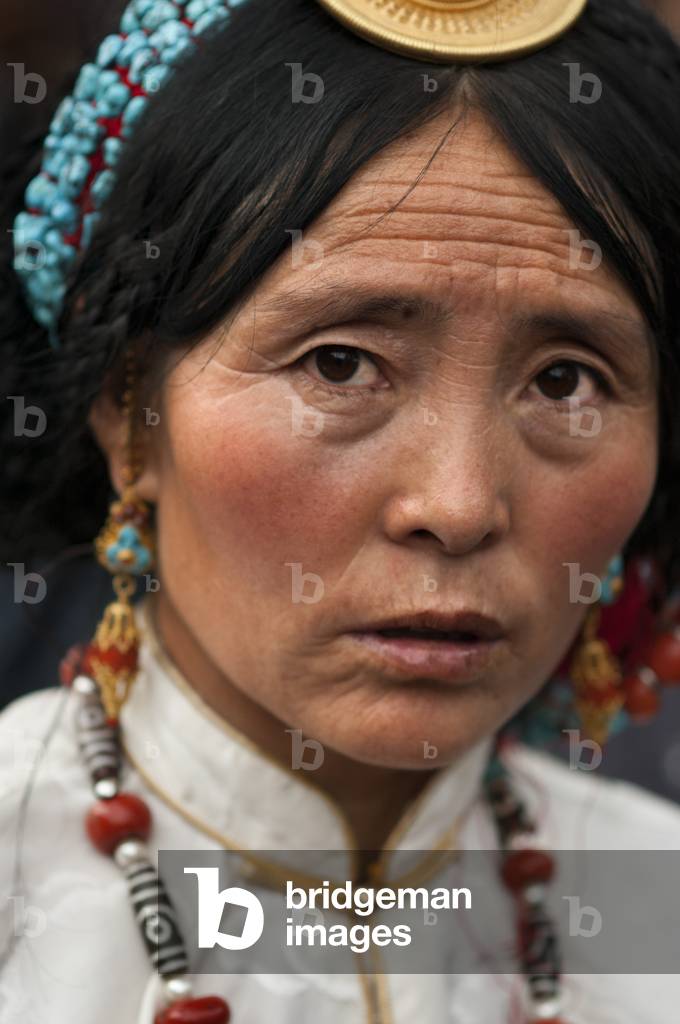 A Tibetan woman dressed typically (photo)