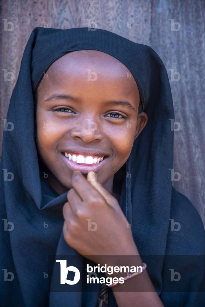Funy swahili girl portrait in the strees of the city town of Lamu in Kenya, 2020 (photo)