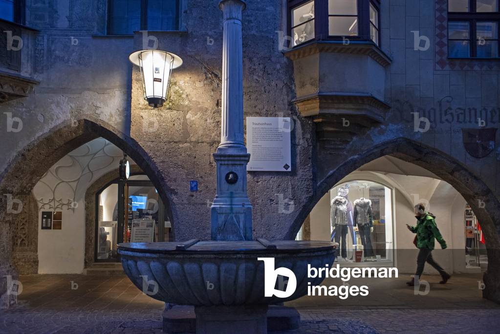 Arches and porches in Herzog-Friedrich Strasse, Altstadt, old town, Innsbruck, Tirol, Austria Trautsonhaus, 2020 (photo)
