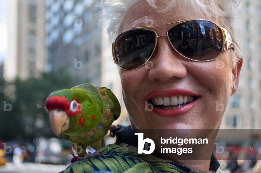 Entertainer with her Parrot in Times Square, New York, USA (photo)