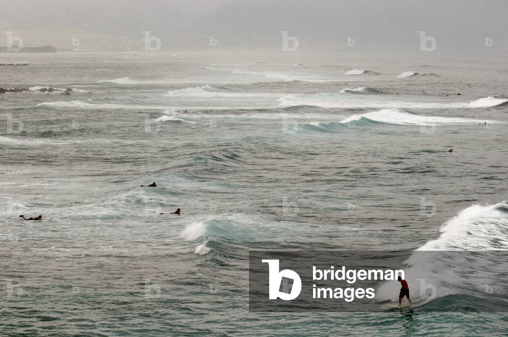 Surfers at Hookipa Beach, Maui, Hawaii (photo)